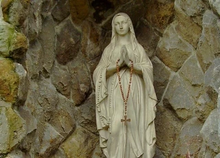 Lourdes-i Szűz Mária szobra Balatonszentgyörgyön